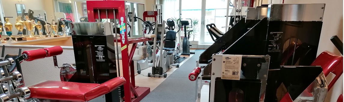 Freihantelbereich mit Kurz- und Langhanteln für effektives Krafttraining